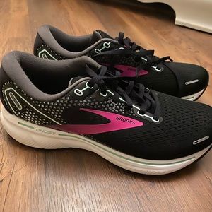 Like brand new! Brooks running sneakers!